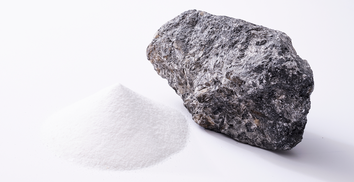 Uma pessoa a trabalhar numa mina, usando colete amarelo e capacete branco